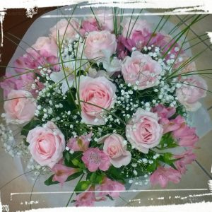 Ελεύθερο μπουκέτο "Sweet Bouquet" (τριαντάφυλλα ροζ, αλστρομέριες και φυλλώματα!)