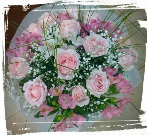 Ελεύθερο μπουκέτο "Sweet Bouquet" (τριαντάφυλλα ροζ, αλστρομέριες και φυλλώματα!)