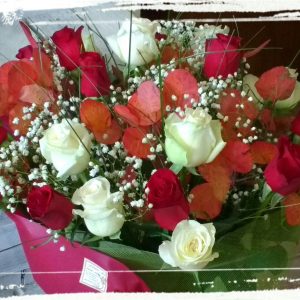 Μια αγκαλιά από 25 τριαντάφυλλα και φυλλώματα