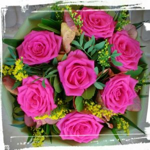 Μπουκέτο "hot pink roses" (με 7 φούξια τριαντάφυλλα)