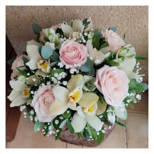 Σύνθεση με άνθη "Sweet and Classic"